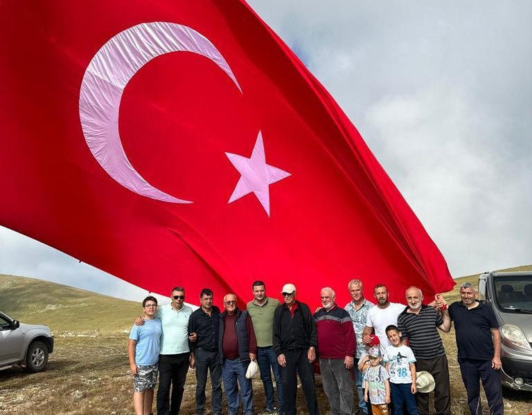 Yayla Etkinliği Öncesi Bayrak Asma